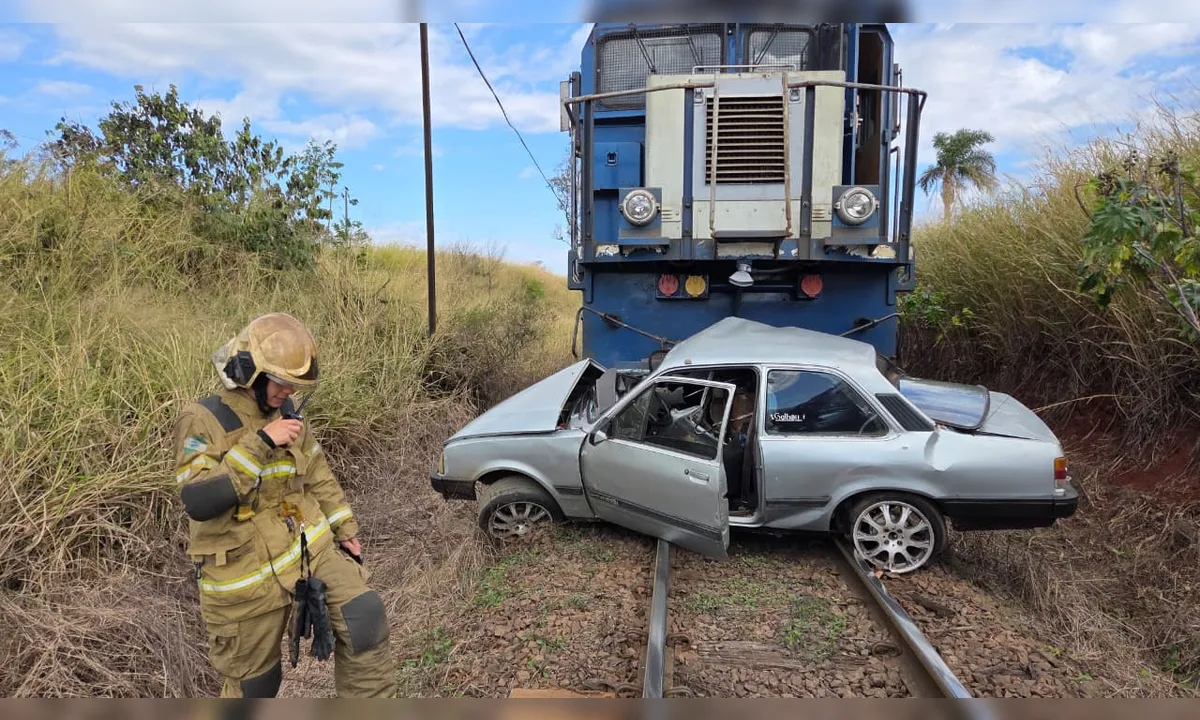 Motorista morre após carro ser atingido e arrastado por trem em Califórnia