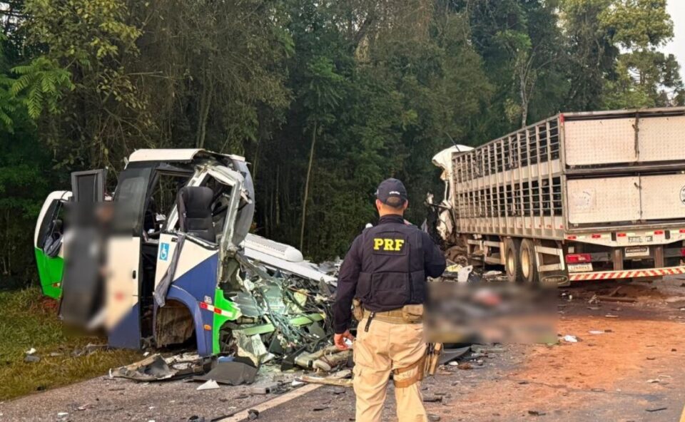 Acidente entre ônibus e carreta deixa 21 mortos e quatro feridos no Paraná