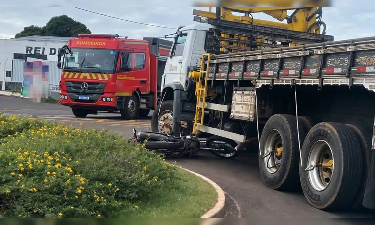 Motociclista de 18 anos fica ferido em acidente com caminhão em Ivaiporã