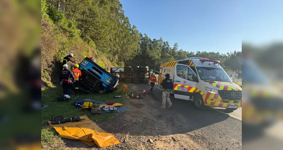 Dois morrem após caminhão tombar sobre pedestres na BR-376 em Mauá da Serra