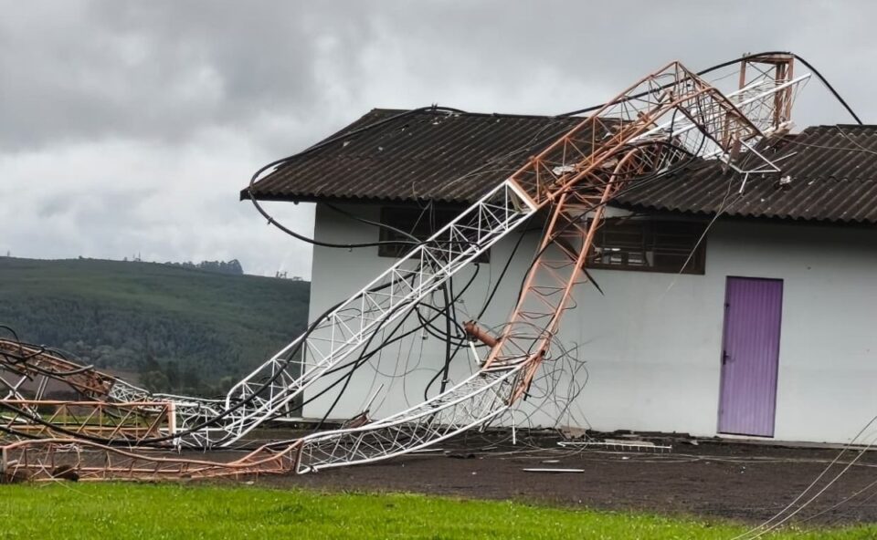 Torre de rádio desaba durante temporal e deixa quatro emissoras fora do ar em cidade do