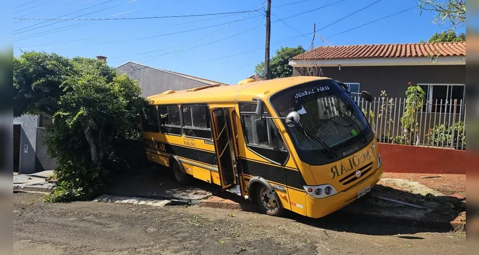 Ônibus escolar perde o freio e invade casa em Borrazópolis; morador escapa por um minuto